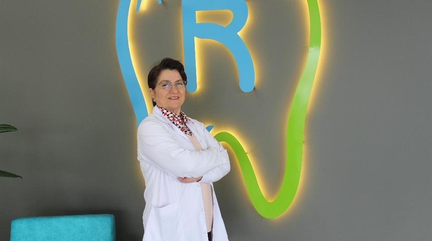 Diş hekimi Y&uuml;ce: "Kronik rahatsızlıklar kontrol altındaysa implant uygulanabilir"