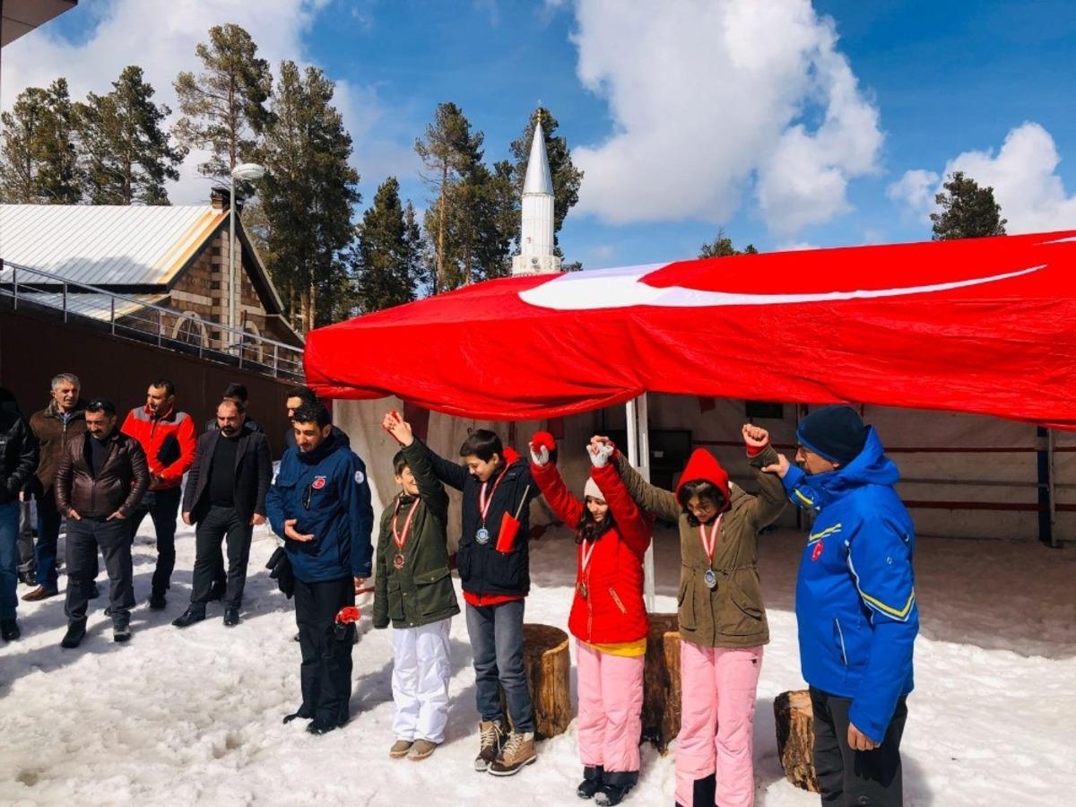 Sarıkamış&rsquo;ta T&uuml;rkiye Kızak Şampiyonası heyecanı sona erdi