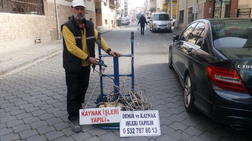 Sokakları gezip hayatını ’kaynatarak’ kazanıyor
