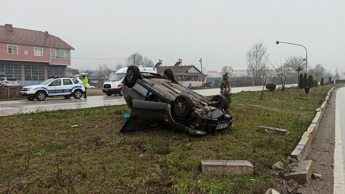 Işıkta duramayan otomobil refuje &ccedil;arptı