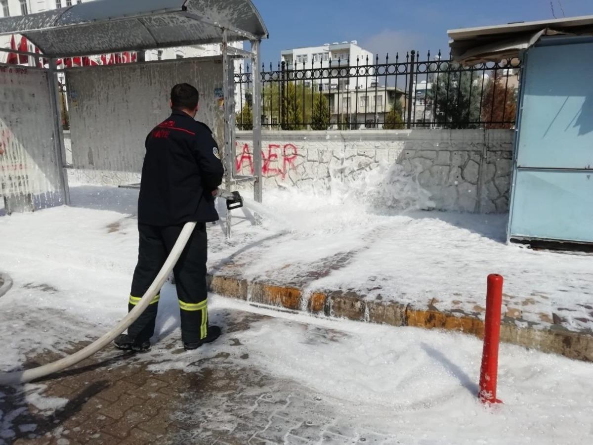vir&uuml;se karşı kaldırım ve duraklar k&ouml;p&uuml;kl&uuml; suyla temizlendi