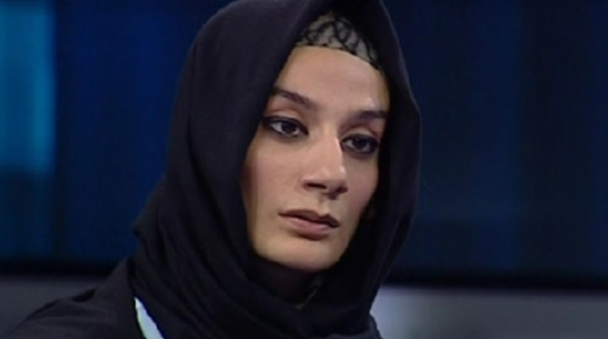 Esra El&ouml;n&uuml;'n&uuml;n babası umre d&ouml;n&uuml;ş&uuml; hayatını kaybetti! &Ouml;l&uuml;m sebebi koronavir&uuml;s m&uuml;?