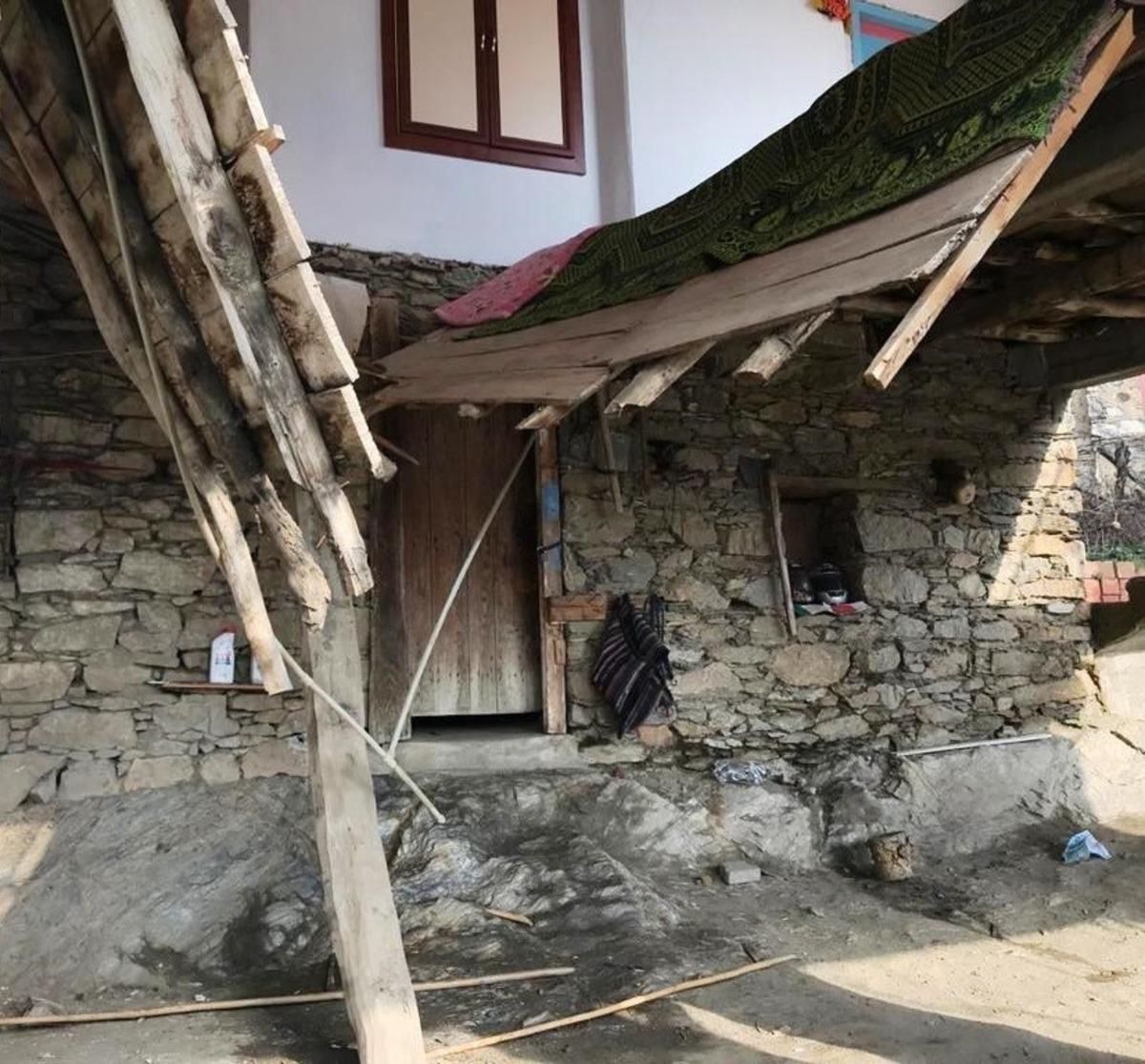 D&uuml;ğ&uuml;n evi &ccedil;&ouml;kt&uuml;, yaralılar hastaneye kaldırıldı
