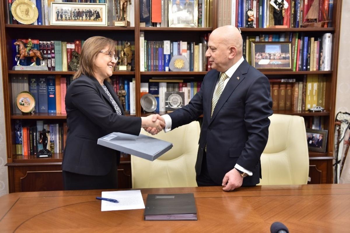 H&uuml;seyin ile EMU&rsquo;nun &ouml;l&uuml;ms&uuml;z aşkı Gaziantep&rsquo;te