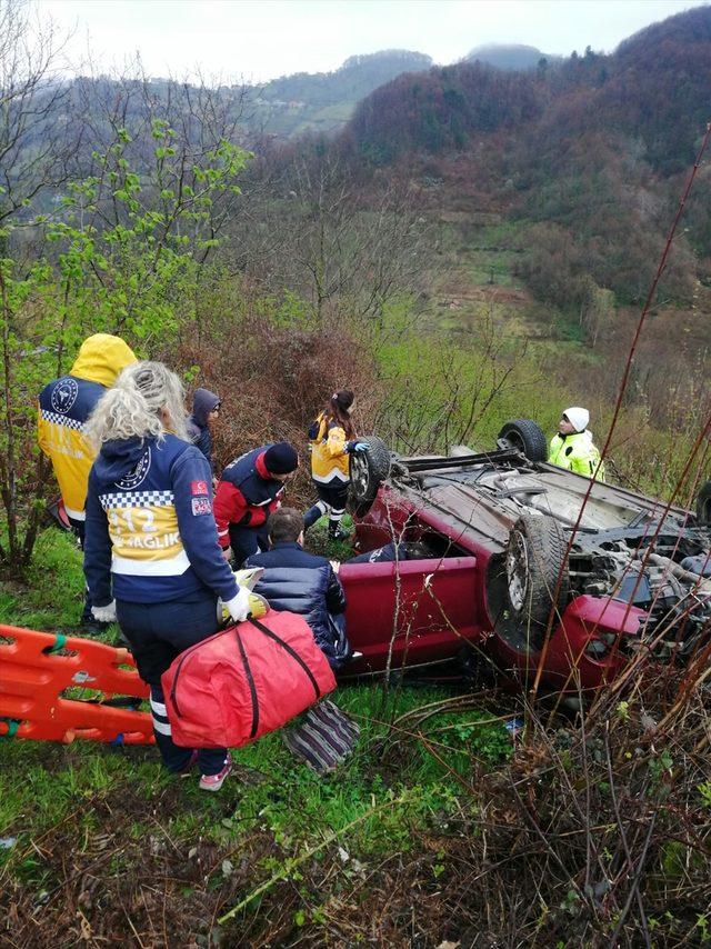 Zonguldak'ta devrilen otomobildeki 2 kişi yaralandı