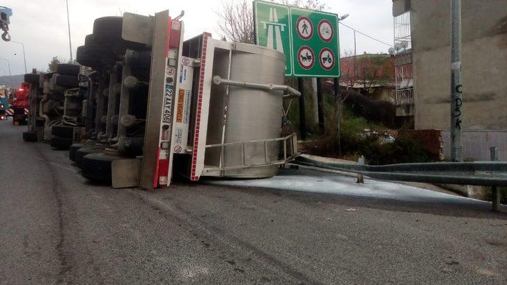 İzmir’de süt dolu tır devrildi: 1 yaralı G2