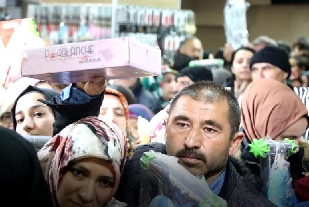 Koronavir&uuml;s uyarılarını dinlemediler! Akın ettiler