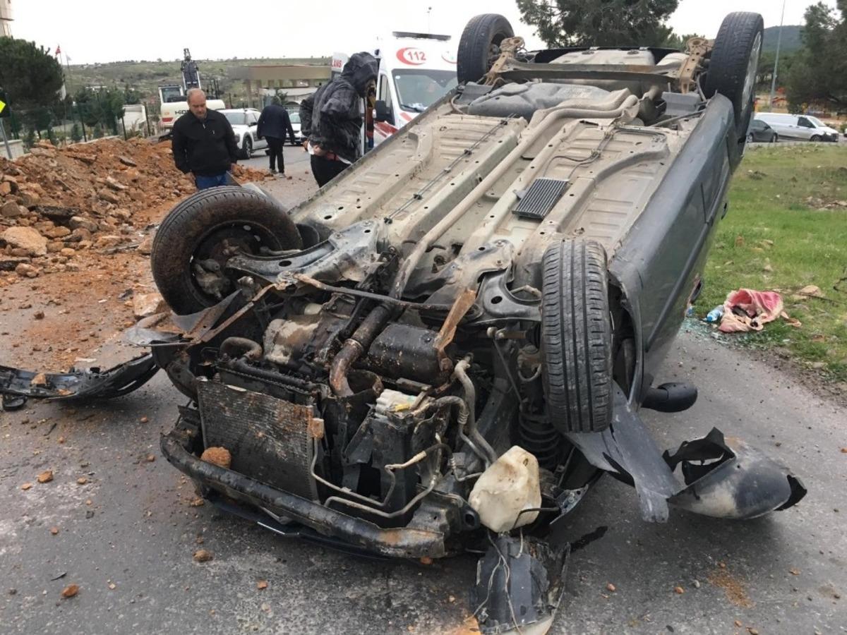 Yol kenarındaki kayaya &ccedil;arpan otomobil takla attı: 1 yaralı