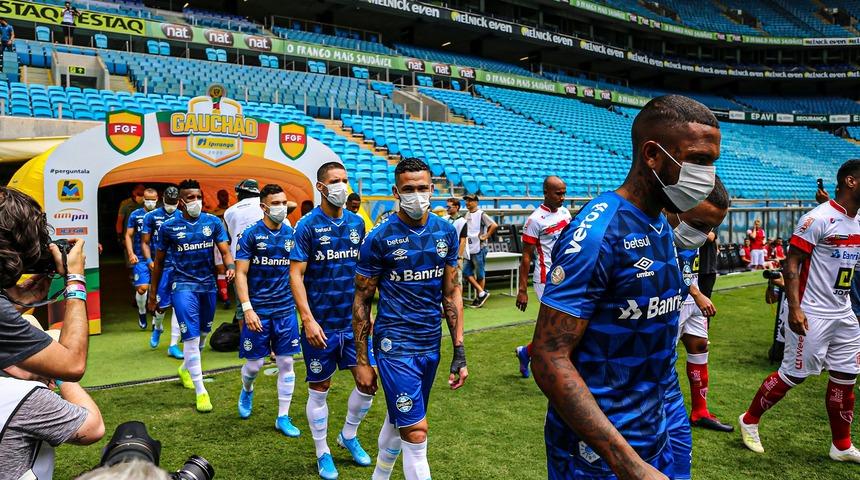 Gremiolu futbolcular maça maskeyle çıktı