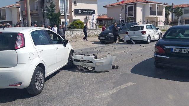 Kuşadası’nda 3 otomobilin çarpıştığı kaza güvenlik kameralarına yansıdı