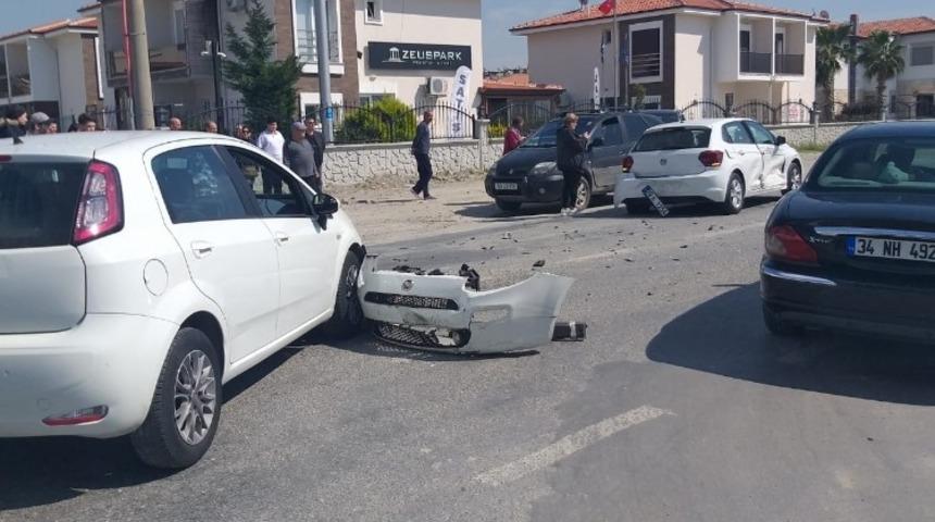 Kuşadası&rsquo;nda 3 otomobilin &ccedil;arpıştığı kaza g&uuml;venlik kameralarına yansıdı
