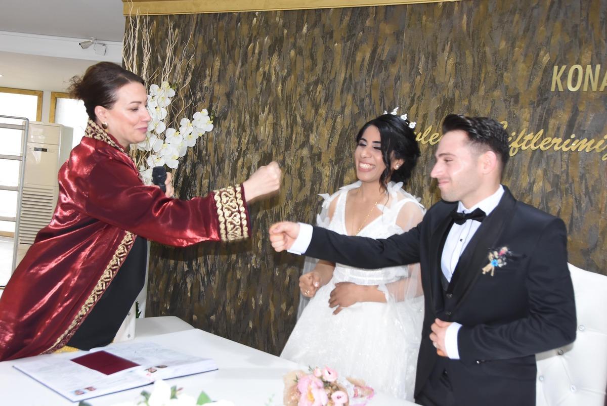 Yeni evlenen &ccedil;iftler koronavir&uuml;s nedeniyle nikah memuru ile tokalaşmadı