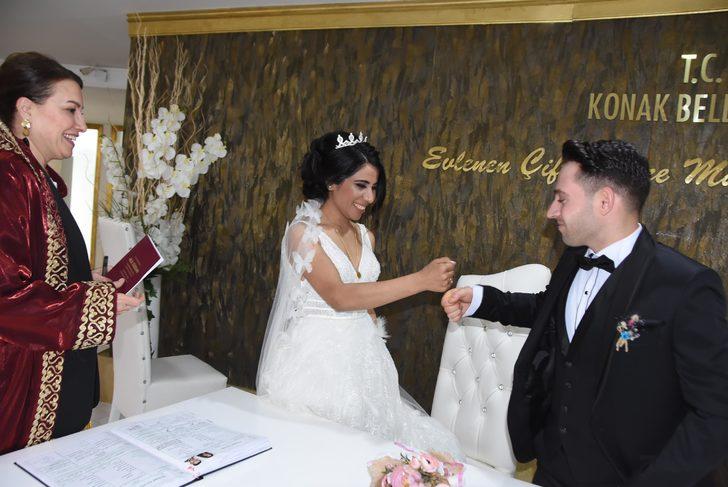 Yeni evlenen çiftler koronavirüs nedeniyle nikah memuru ile tokalaşmadı G2