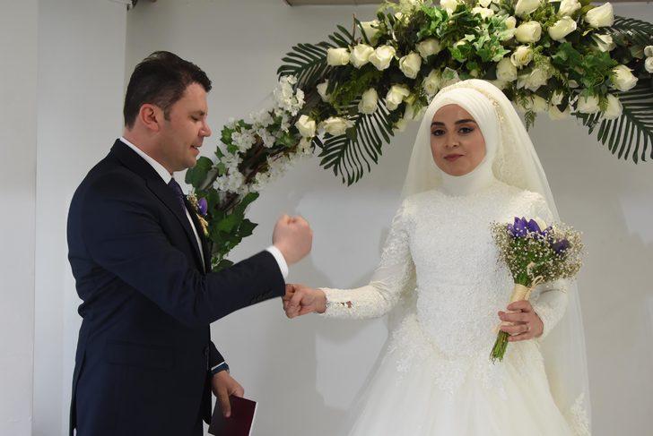 Yeni evlenen çiftler koronavirüs nedeniyle nikah memuru ile tokalaşmadı G3