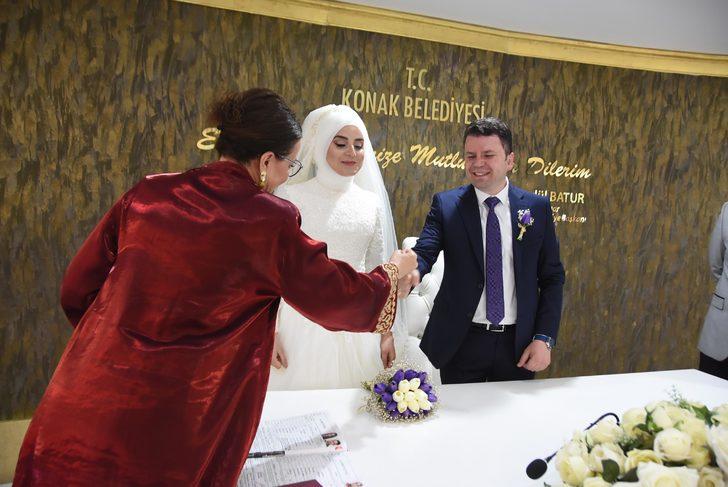 Yeni evlenen çiftler koronavirüs nedeniyle nikah memuru ile tokalaşmadı G4