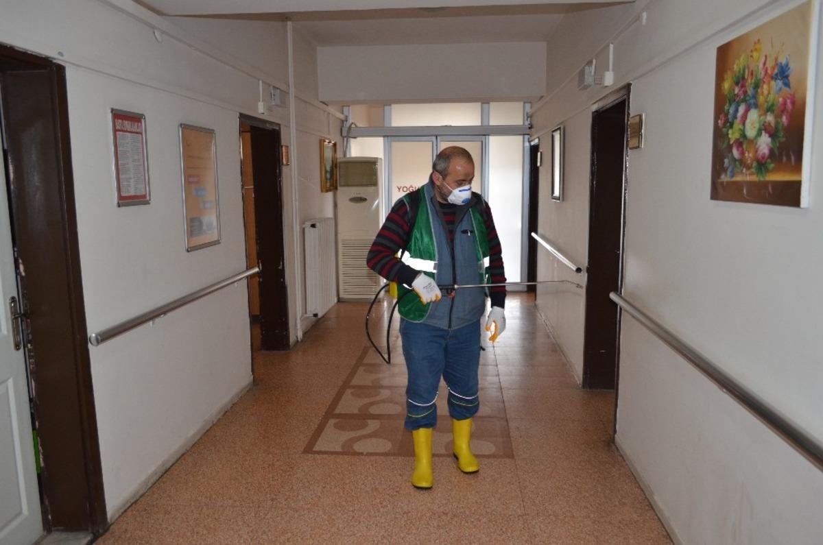B&uuml;nyan Belediyesi İl&ccedil;e Devlet Hastanesi dezenfekte edildi