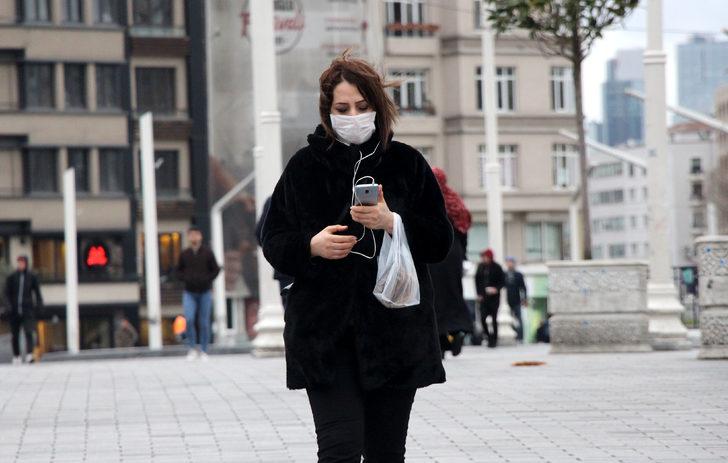 Taksim Meydanı'nda koronavirüse karşı vatandaşlardan maskeli ve eldivenli önlem G1