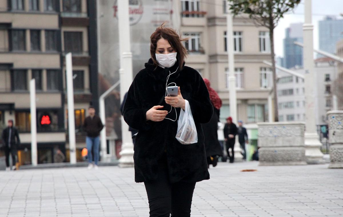 Taksim Meydanı'nda koronavir&uuml;se karşı vatandaşlardan maskeli ve eldivenli &ouml;nlem