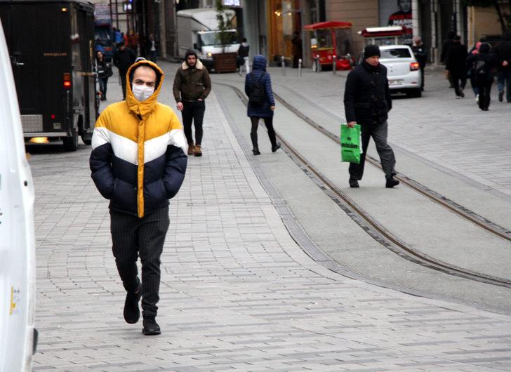 Taksim Meydanı'nda koronavirüse karşı vatandaşlardan maskeli ve eldivenli önlem G3