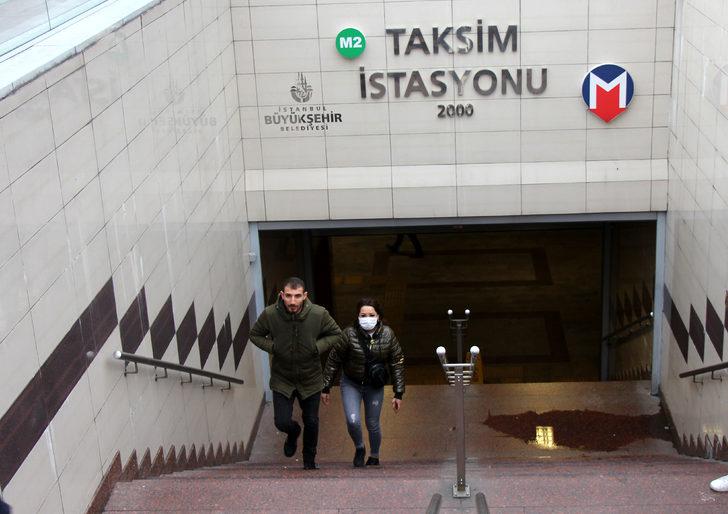 Taksim Meydanı'nda koronavirüse karşı vatandaşlardan maskeli ve eldivenli önlem G4