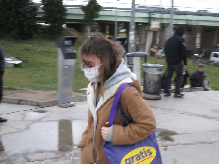 Toplu taşıma kullananlar koronavirüsten eldive ve maskelerle korunuyor G5