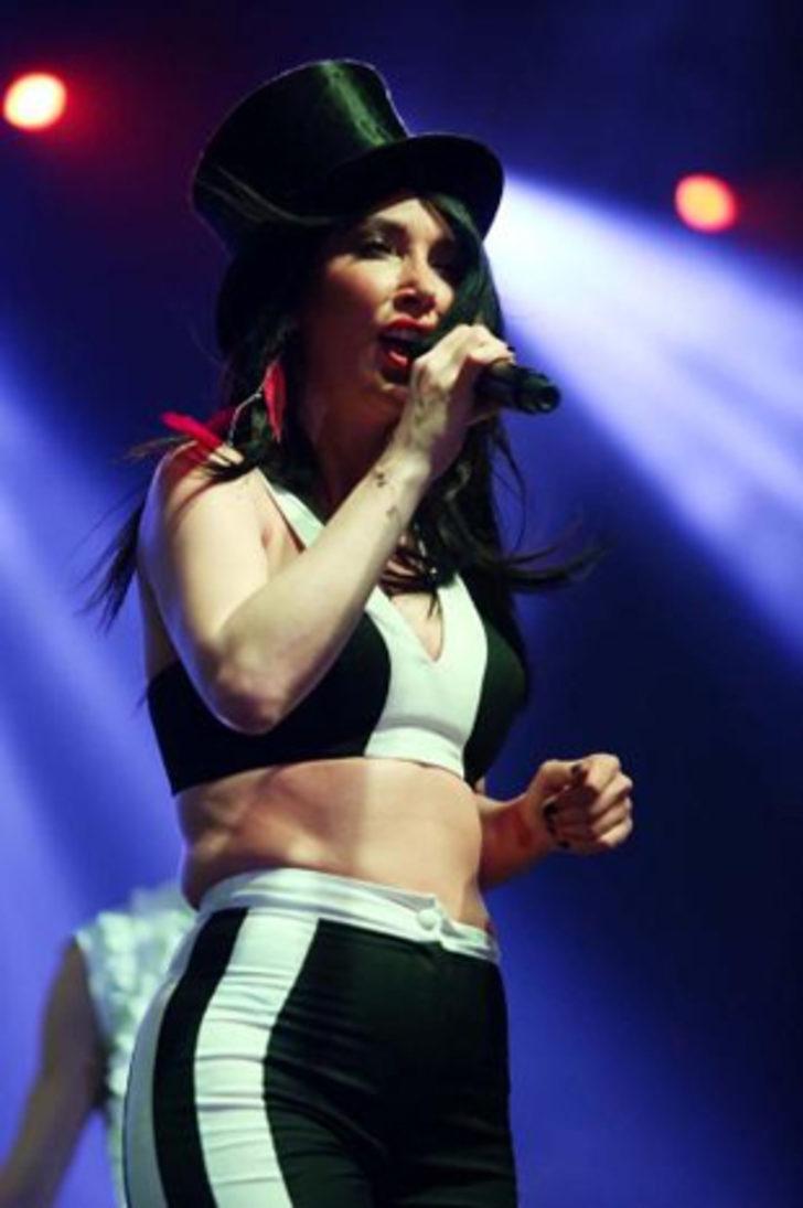 Hande Yener'in göbeği dikkat çekti G3