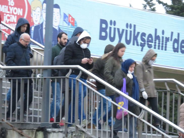Toplu taşıma kullananlar koronavirüsten eldive ve maskelerle korunuyor G2