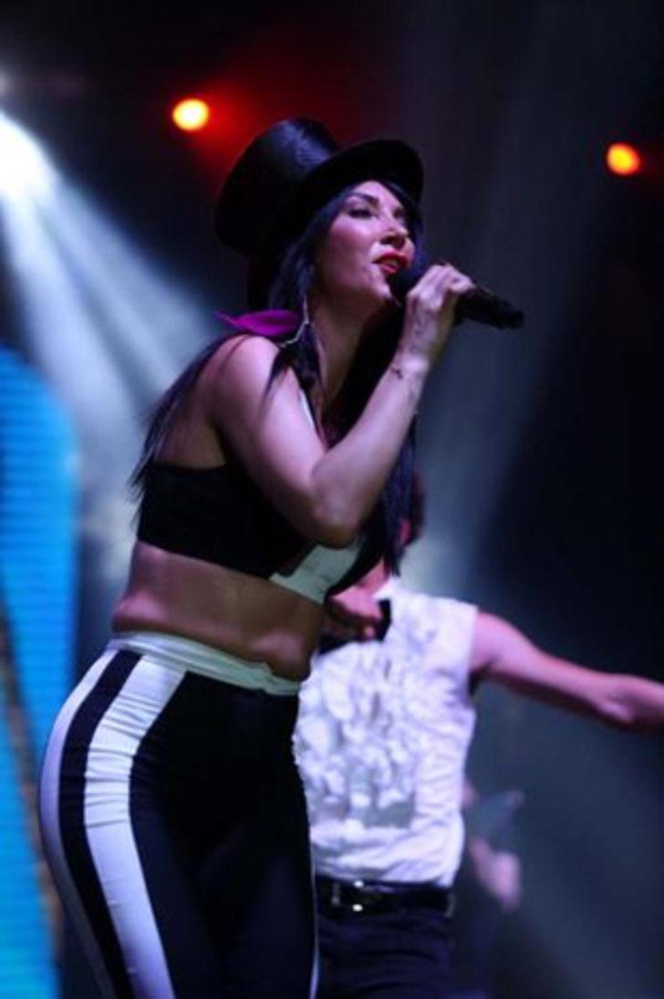 Hande Yener'in göbeği dikkat çekti G4