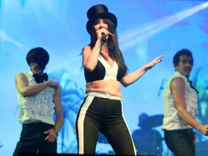 Hande Yener'in göbeği dikkat çekti G5