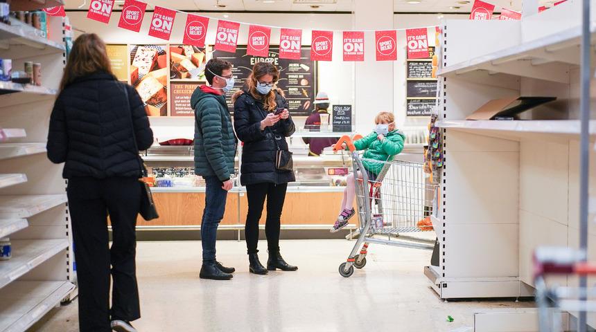 Guardian: İngiltere'nin y&uuml;zde 80'ine vir&uuml;s bulaşacak, salgın 2021 bahar aylarına kadar s&uuml;rebilir