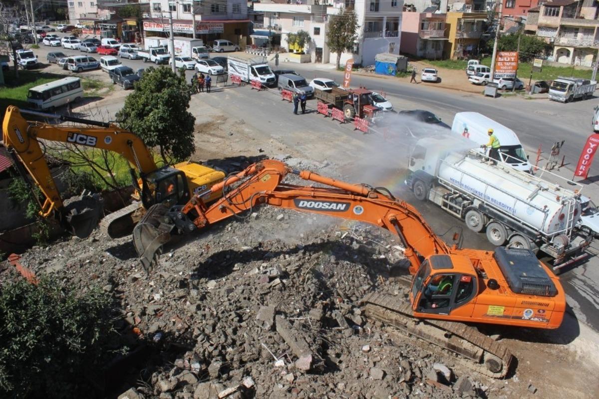 Toroslar&rsquo;da yol genişletme &ccedil;alışmaları s&uuml;r&uuml;yor