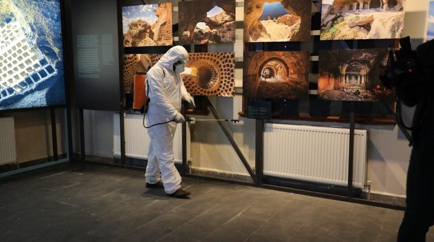 Kars Belediyesi Corona vir&uuml;se karşı tarihi mekanları dezenfekte ediyor