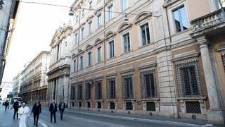 Papa Francis, karantinada olan Roma caddelerinde gezindi