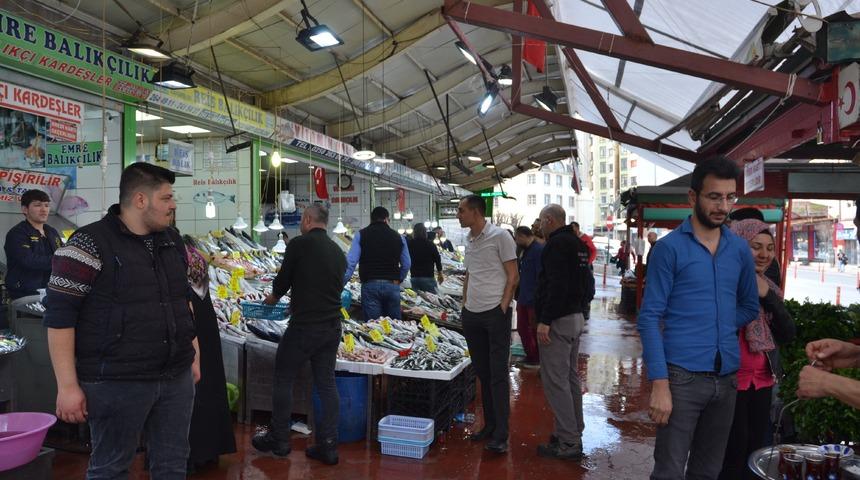 Balık satışlarını koronavirüsü endişesi vurdu