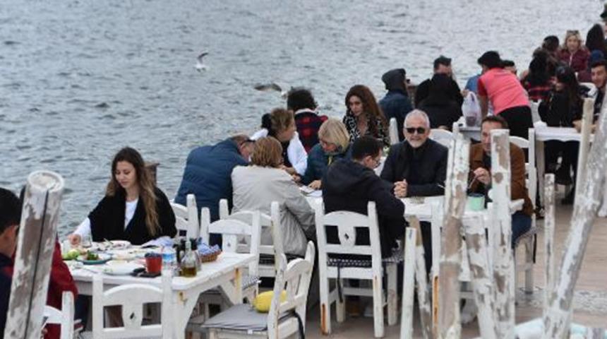 Tatil beldelerinde 'koronavir&uuml;s' yoğunluğu! 