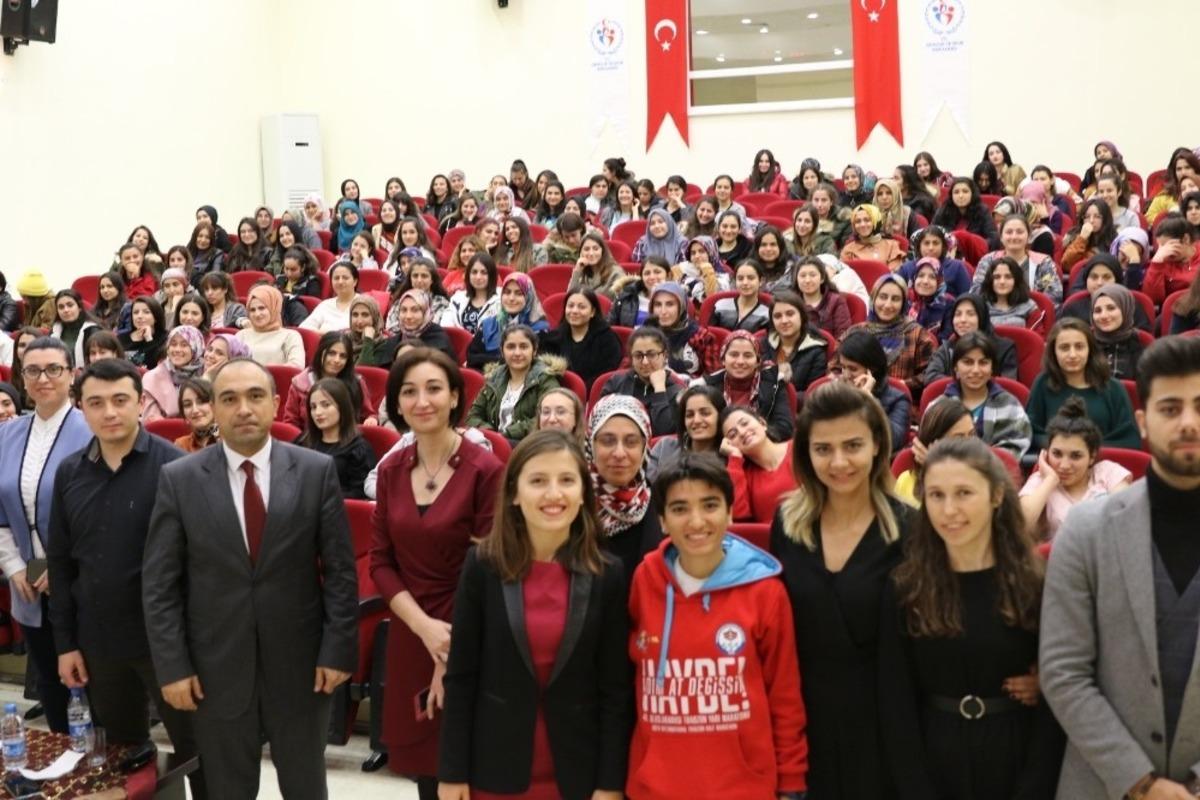 Gen&ccedil;lerin sosyal medya mağduriyetlerin azaltılması i&ccedil;in eğitimler s&uuml;r&uuml;yor