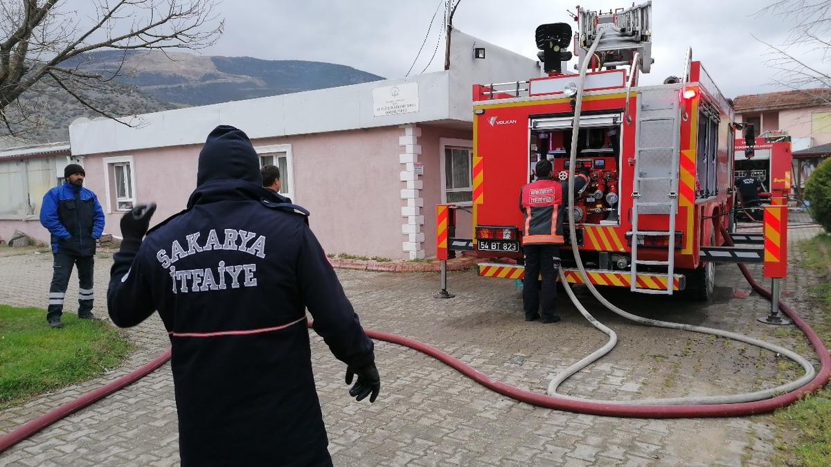 Erkek &ouml;ğrenci yurdunun &ccedil;atısı yandı