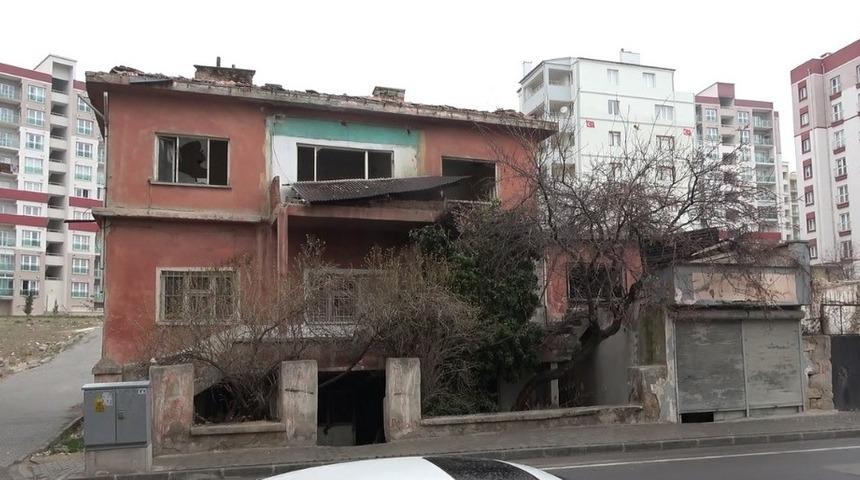 Niğde’de 2 katlı ev yandı