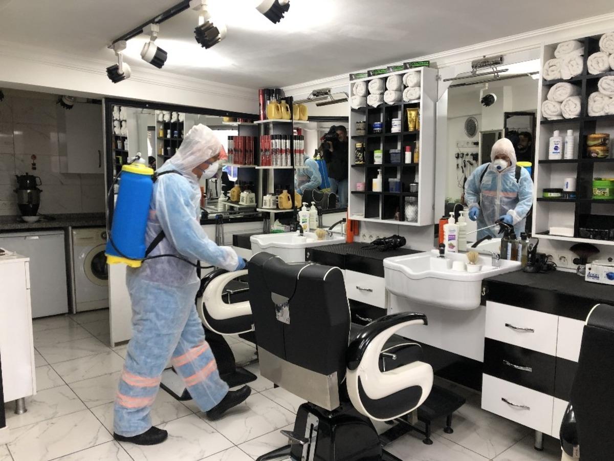 İstanbul&rsquo;da berberlerde korona vir&uuml;se karşı dezenfekte &ccedil;alışması