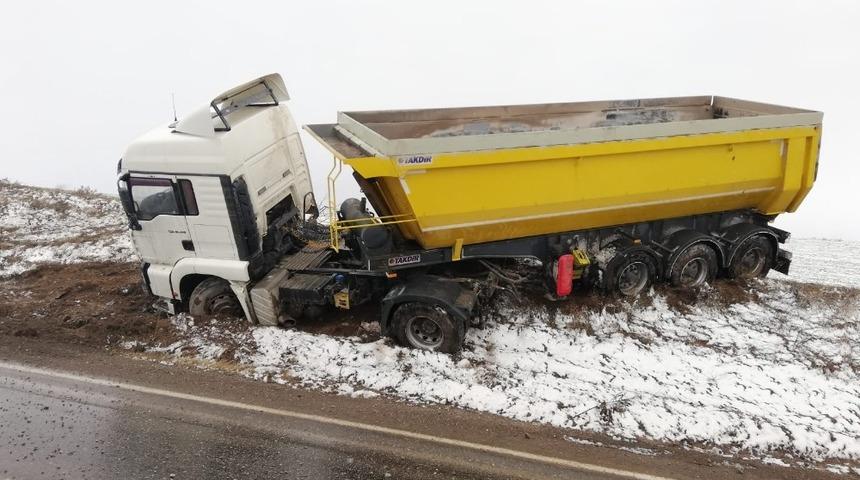 Kontrolden &ccedil;ıkan tır  şarampole &ccedil;ıktı: 1 yaralı