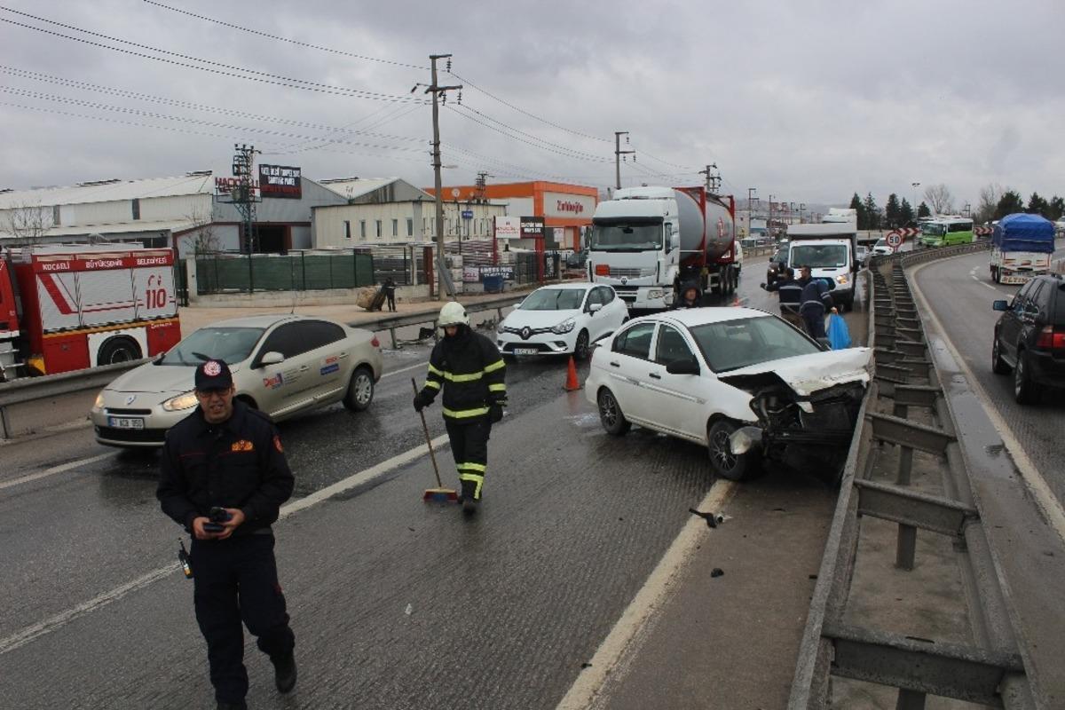 Otomobil demir bariyerlere &ccedil;arptı: 1 yaralı