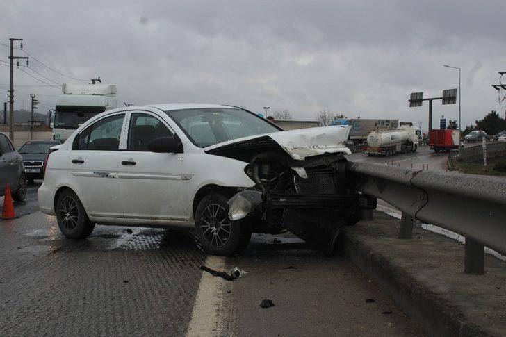 Otomobil demir bariyerlere çarptı: 1 yaralı G2