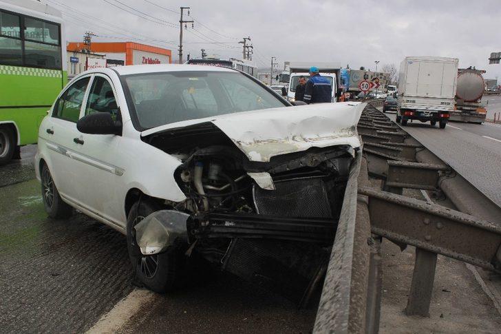 Otomobil demir bariyerlere çarptı: 1 yaralı G3