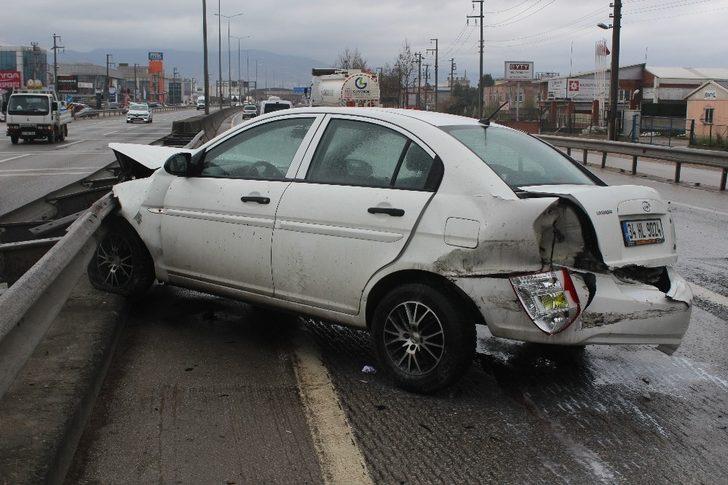 Otomobil demir bariyerlere çarptı: 1 yaralı G4