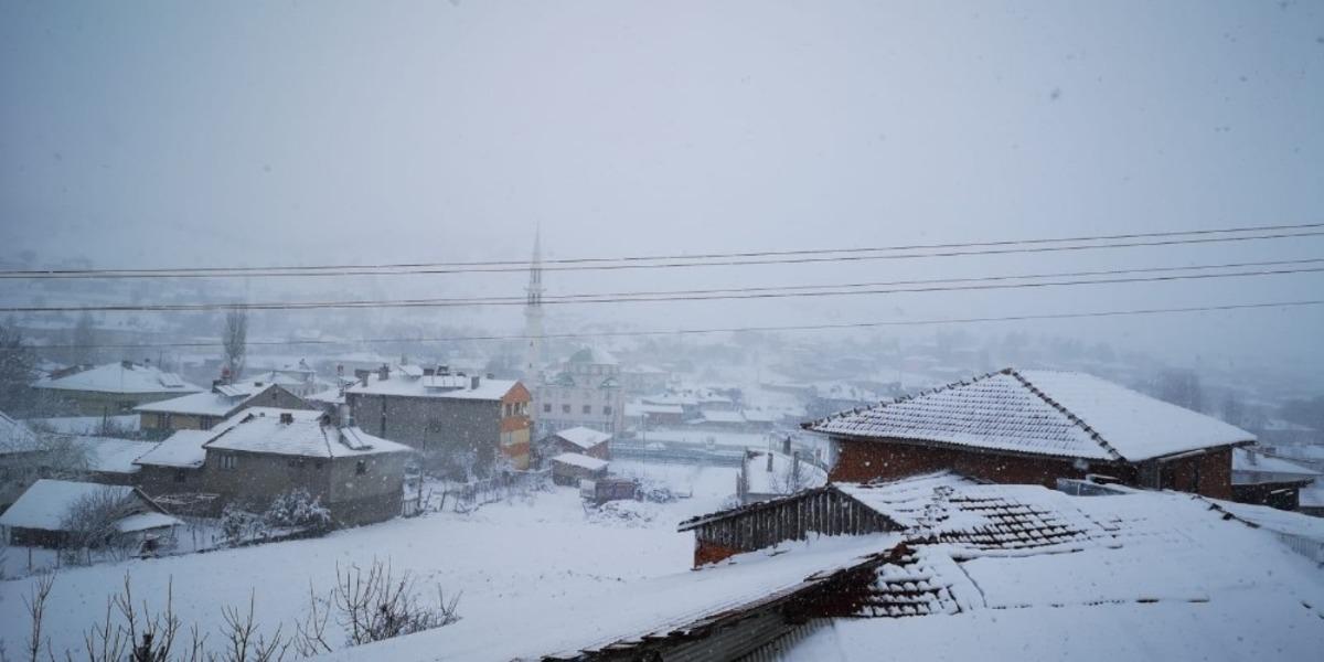 Boz&uuml;y&uuml;k&rsquo;te kar yağışı etkili oldu