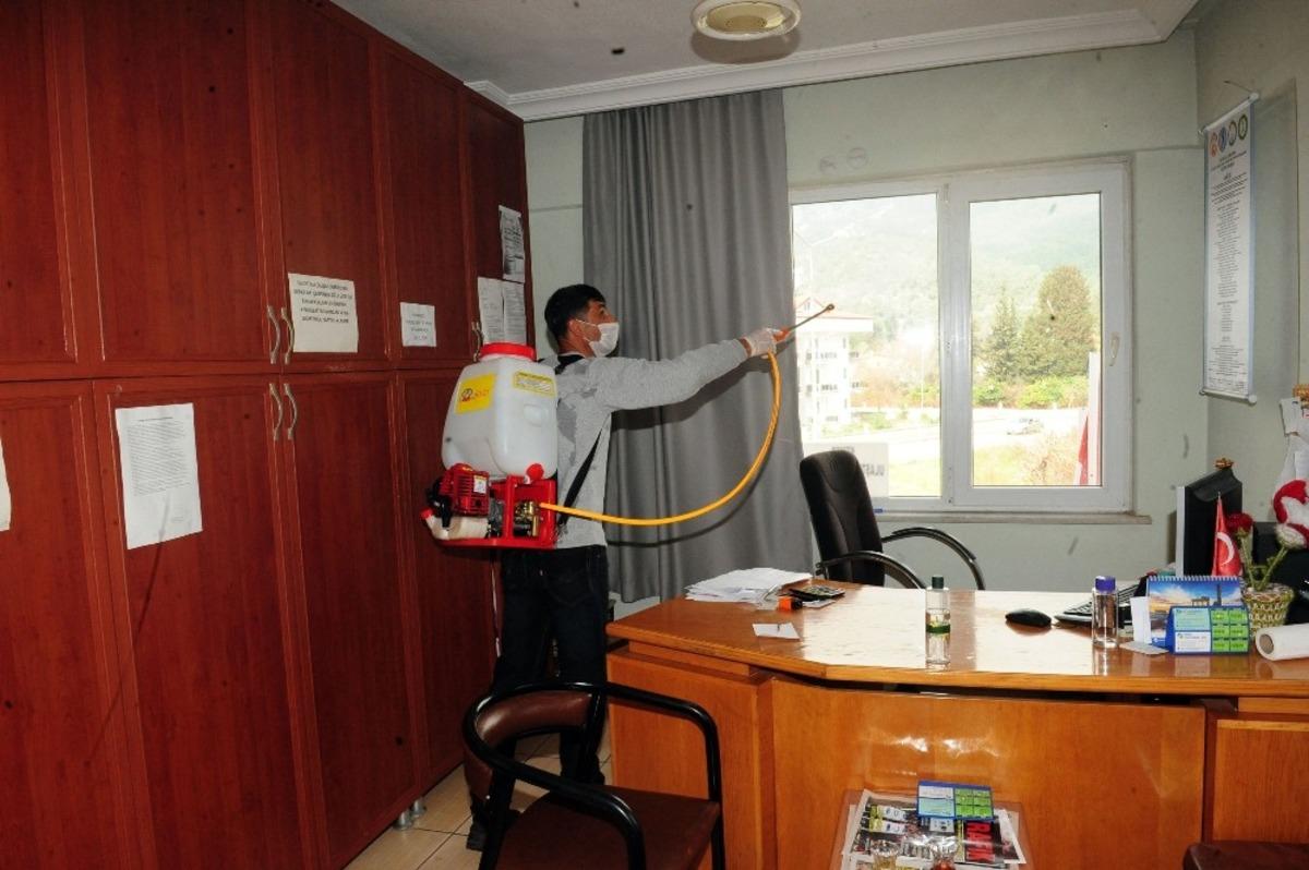 Kemer&rsquo;de muhtarlıklar, otogar ve taksi duraklarında dezenfekte