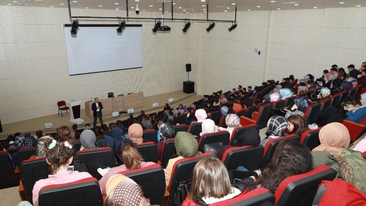 Atat&uuml;rk &Uuml;niversitesi&rsquo;nde Suriye, Libya ve Ortadoğu konuşuldu