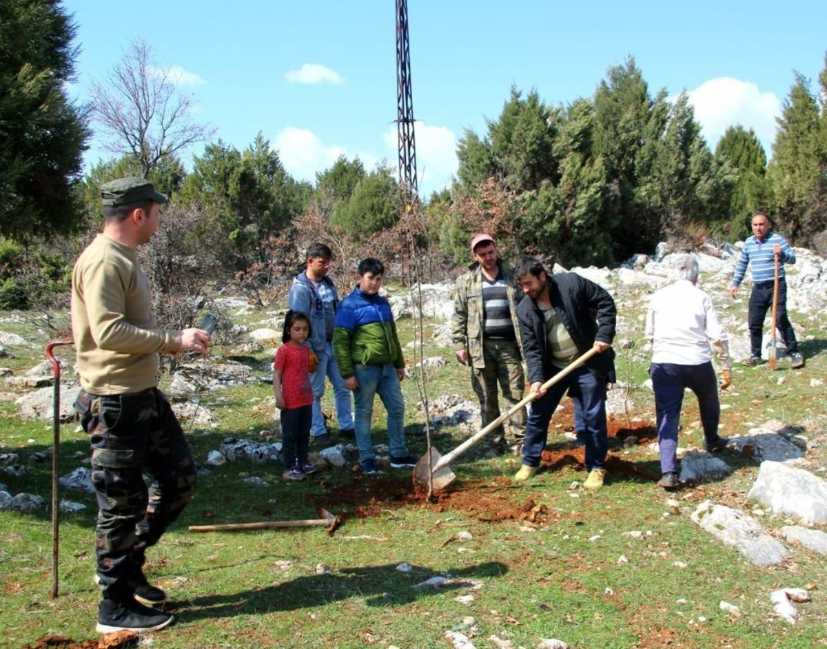 Beyşehir&rsquo;de mahalleli gen&ccedil;lerden &ldquo;Benim de dikili bir fidanım olsun&rdquo; etkinliği