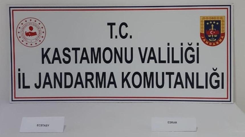 Otomobilde uyuşturucu kullanırken jandarmaya yakalandı