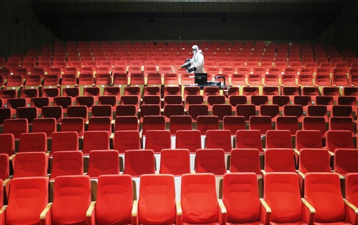 Van Devlet Tiyatrosunda korona vir&uuml;s&uuml;ne karşı dezenfekte &ccedil;alışması